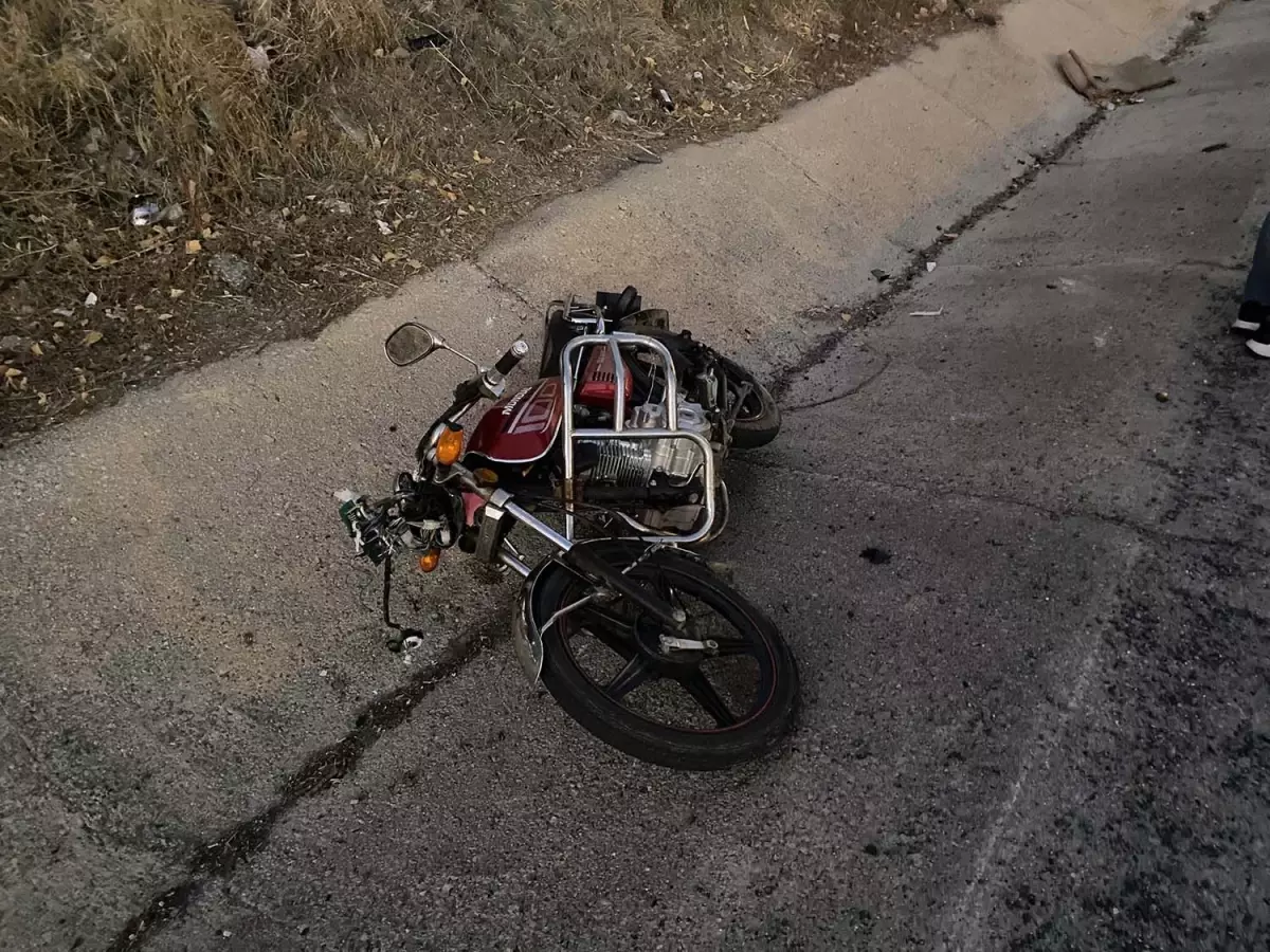 Kula’da Motosiklet Kazası: 73 Yaşındaki Sürücü Yaralandı