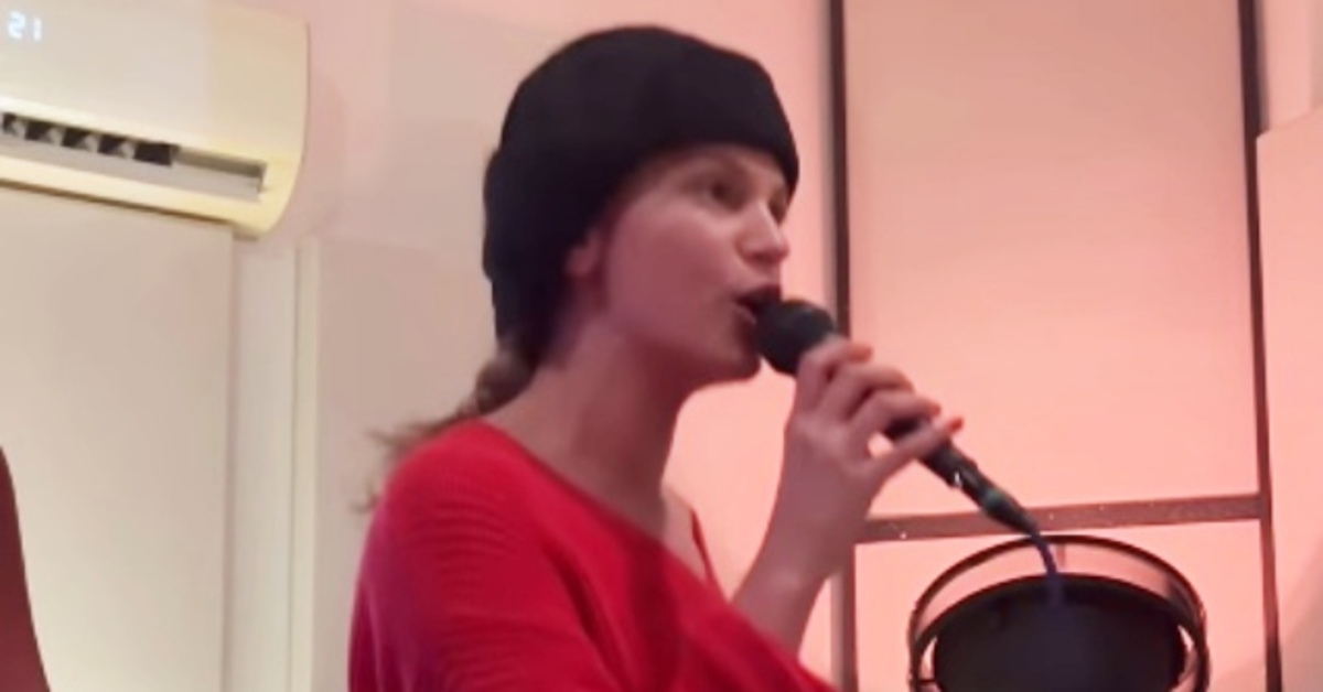 Farah Zeynep Abdullah, şarkı söylediği anları paylaştı