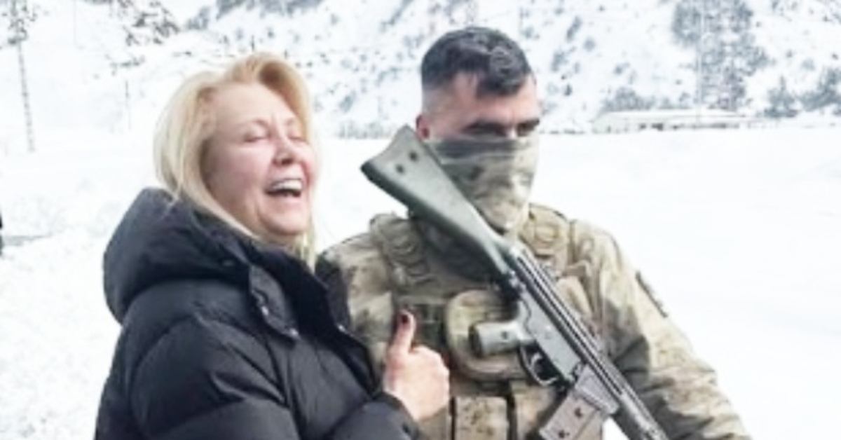 Nergis Kumbasar, askerlerle bir araya geldi: Canlarımız görevleri başında