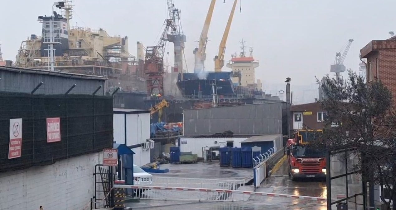 Tuzla Tersanesi’nde yangın çıktı: İtfaiye ekipleri sevk edildi